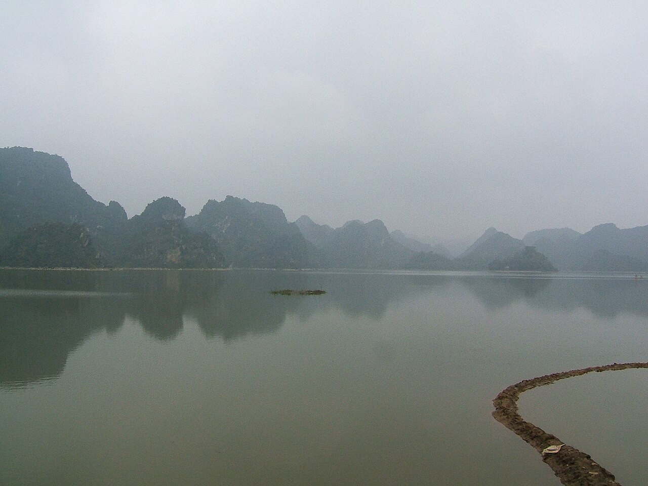 Hồ Quan Sơn: núi đá vôi và mặt hồ