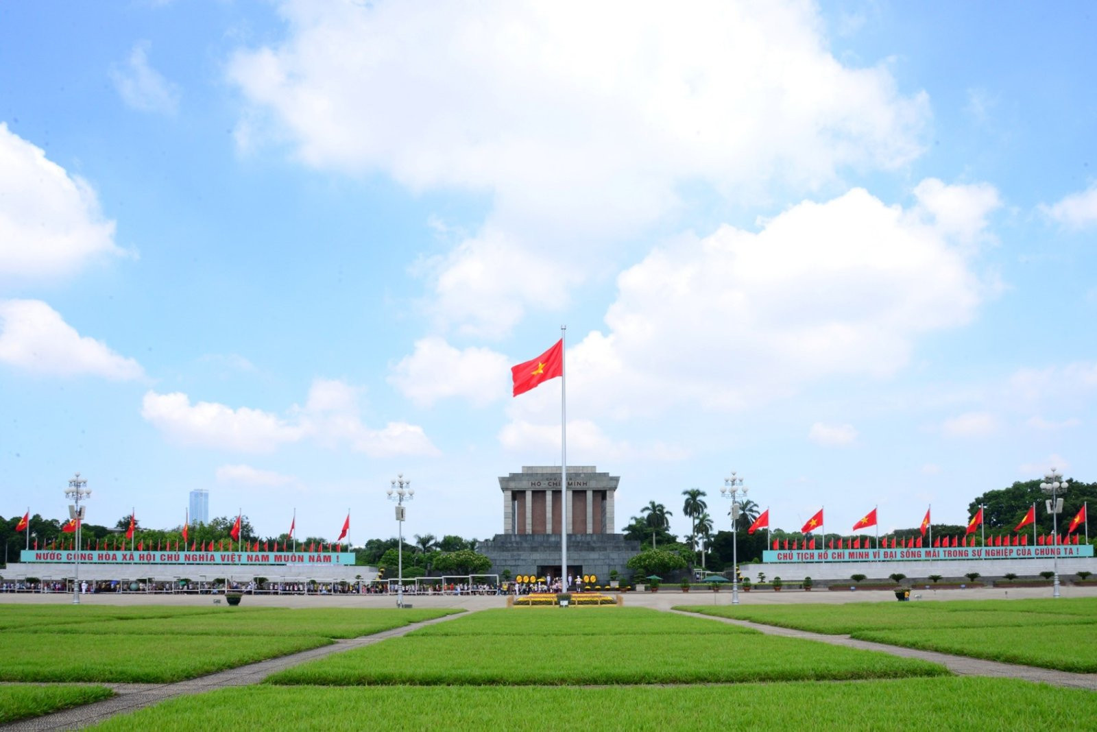 Hướng dẫn tham quan Lăng Chủ tịch Hồ Chí Minh: Lịch mở cửa và lưu ý trang phục